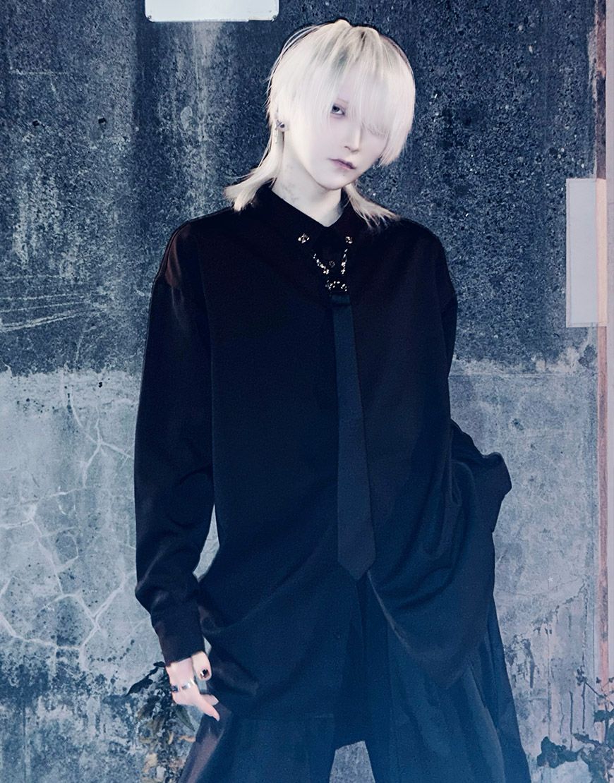 ililil【イルイルイル】シルバーバックルネクタイ付きブラックシャツ/全1色